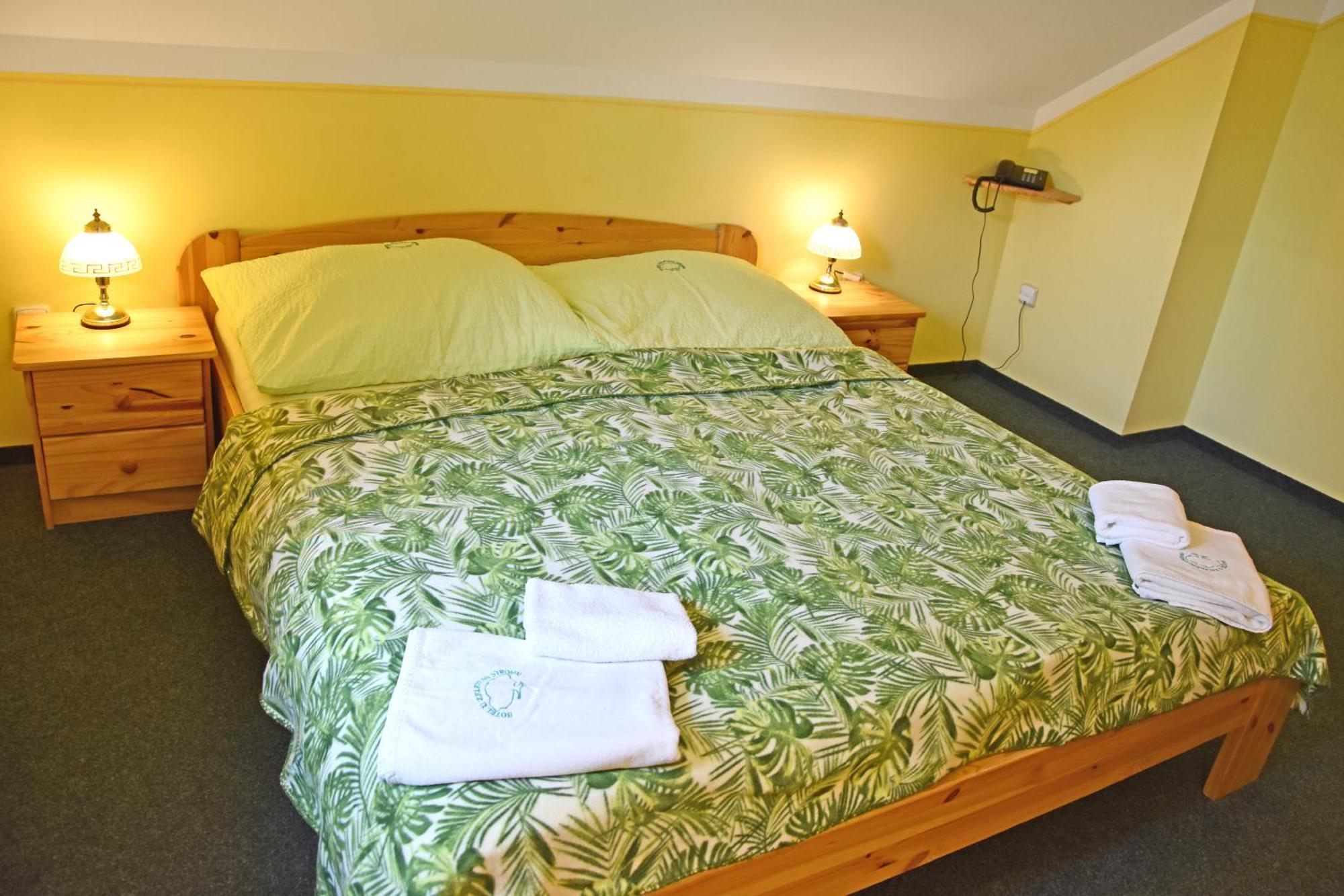 Hotel U Zeleneho Stromu - Zum Gruenen Baum Hřensko Exteriör bild