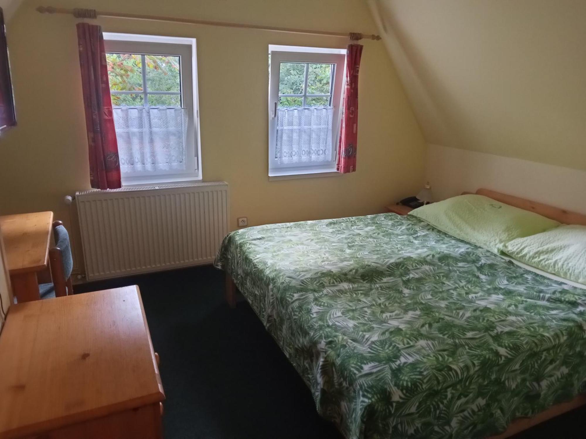 Hotel U Zeleneho Stromu - Zum Gruenen Baum Hřensko Exteriör bild