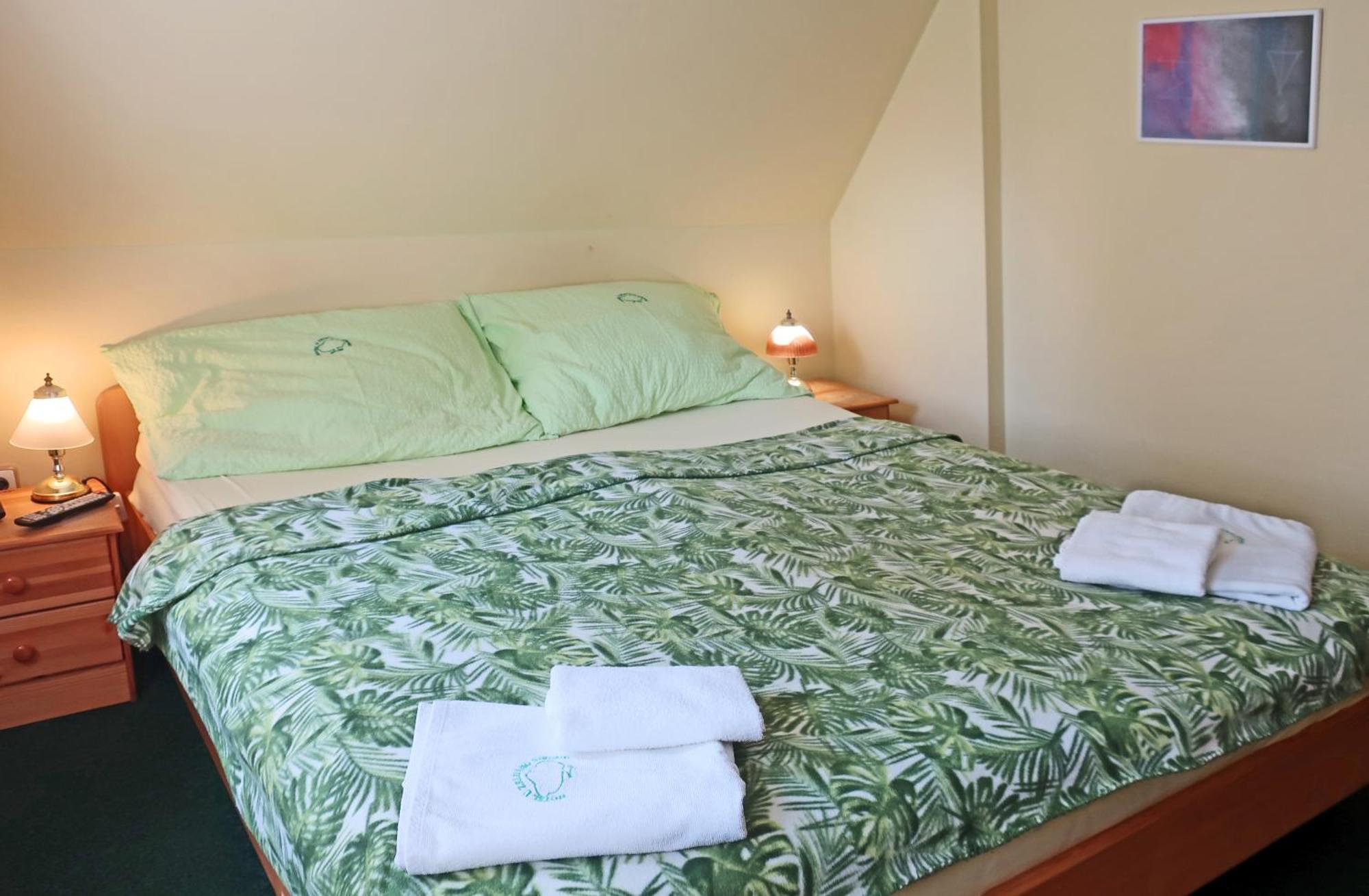 Hotel U Zeleneho Stromu - Zum Gruenen Baum Hřensko Exteriör bild