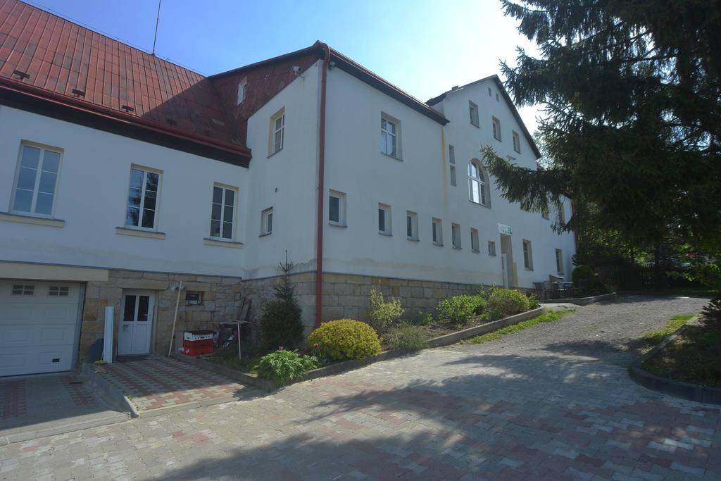Hotel U Zeleneho Stromu - Zum Gruenen Baum Hřensko Rum bild
